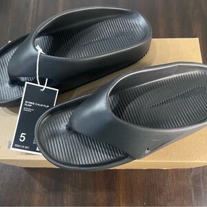 Nike women Black Sandals Sleek Minimalist Design
